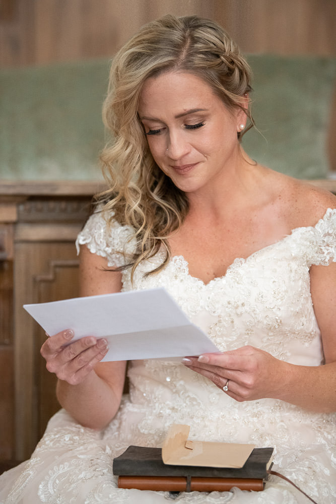 Jessica reads Ashley's letter before the wedding ceremony